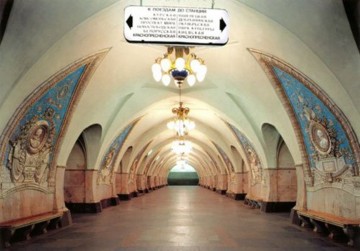 Почему в метро станции объявляет мужской и женский голос?