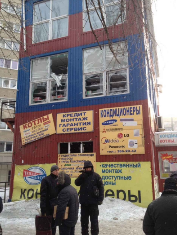 Последствия обстрела Киевского района, Калининского района, рынка в р-не ж/д вокзал Донецка, Горловки в ночь на 3 февраля (Много фото, видео)