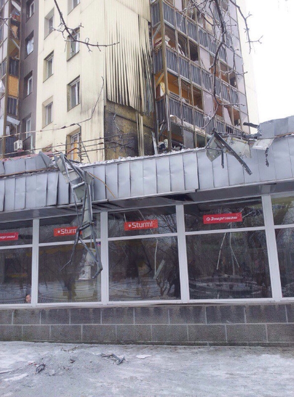 Последствия обстрела Киевского района, Калининского района, рынка в р-не ж/д вокзал Донецка, Горловки в ночь на 3 февраля (Много фото, видео)