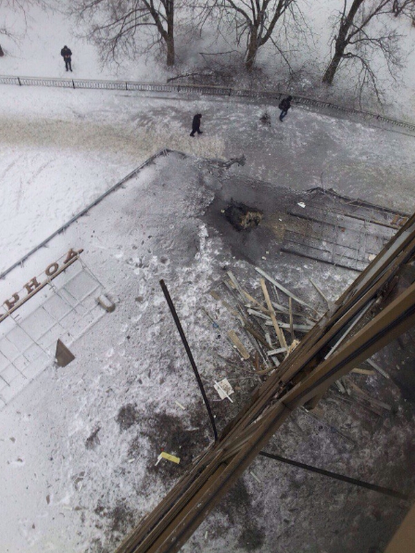 Последствия обстрела Киевского района, Калининского района, рынка в р-не ж/д вокзал Донецка, Горловки в ночь на 3 февраля (Много фото, видео)