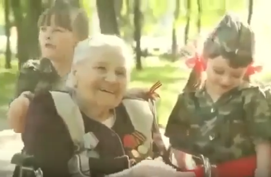 Идёт солдат по городу - " Я Украинец! И я ватник! " Алексей Журавко Идёт солдат по городу - " Я Украинец! И я ватник! " Алексей Журавко