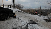 #рукожопоевсу. Военный тягач с танком выехал с обрыва в Лисичанске.