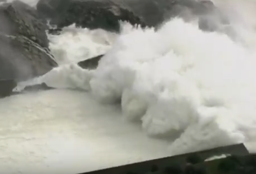 Разрушение плотины Оровилл в Калифорнии. Прямая трансляция | Live stream: Oroville Dam Spillway Imminent Failure Live Coverage - earlier footage