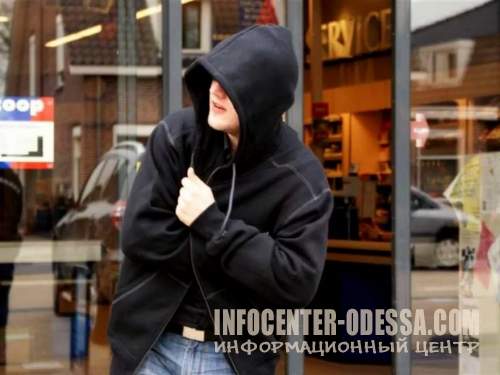 В Николаевской области голодные студенты тайком воровали продукты из магазина