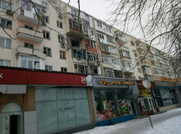 Последствия обстрела Киевского района, Калининского района, рынка в р-не ж/д вокзал Донецка, Горловки в ночь на 3 февраля (Много фото, видео)