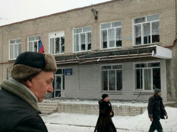 Последствия обстрела Киевского района, Калининского района, рынка в р-не ж/д вокзал Донецка, Горловки в ночь на 3 февраля (Много фото, видео)
