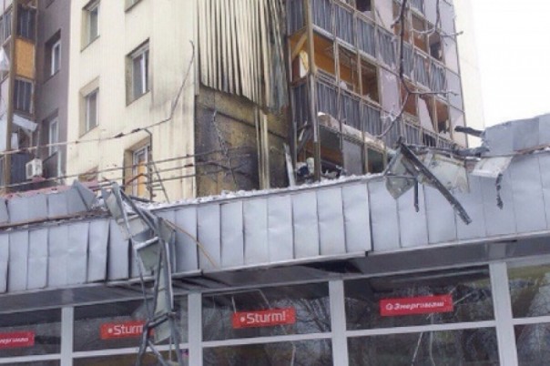 Последствия обстрела Киевского района, Калининского района, рынка в р-не ж/д вокзал Донецка, Горловки в ночь на 3 февраля (Много фото, видео)