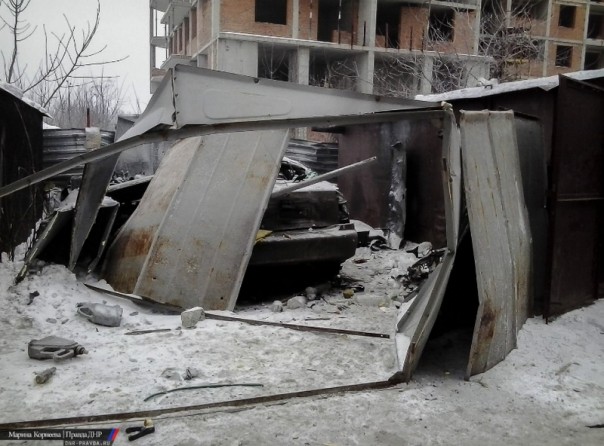 Последствия обстрела Киевского района, Калининского района, рынка в р-не ж/д вокзал Донецка, Горловки в ночь на 3 февраля (Много фото, видео)