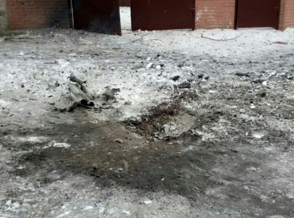 Последствия обстрела Киевского района, Калининского района, рынка в р-не ж/д вокзал Донецка, Горловки в ночь на 3 февраля (Много фото, видео)