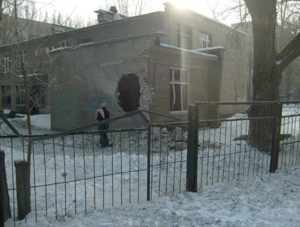 Последствия обстрела Киевского района, Калининского района, рынка в р-не ж/д вокзал Донецка, Горловки в ночь на 3 февраля (Много фото, видео)