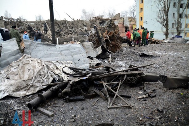 Последствия обстрела Киевского района, Калининского района, рынка в р-не ж/д вокзал Донецка, Горловки в ночь на 3 февраля (Много фото, видео)