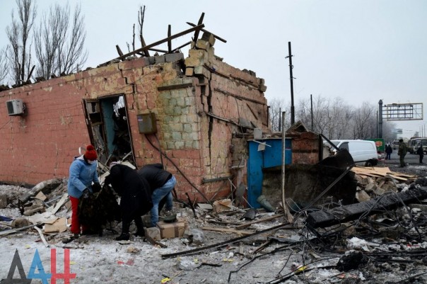 Последствия обстрела Киевского района, Калининского района, рынка в р-не ж/д вокзал Донецка, Горловки в ночь на 3 февраля (Много фото, видео)