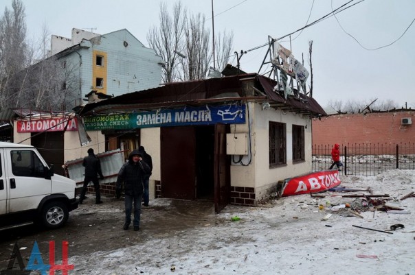 Последствия обстрела Киевского района, Калининского района, рынка в р-не ж/д вокзал Донецка, Горловки в ночь на 3 февраля (Много фото, видео)
