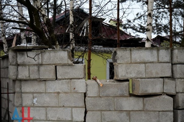 Последствия обстрела Киевского района, Калининского района, рынка в р-не ж/д вокзал Донецка, Горловки в ночь на 3 февраля (Много фото, видео)