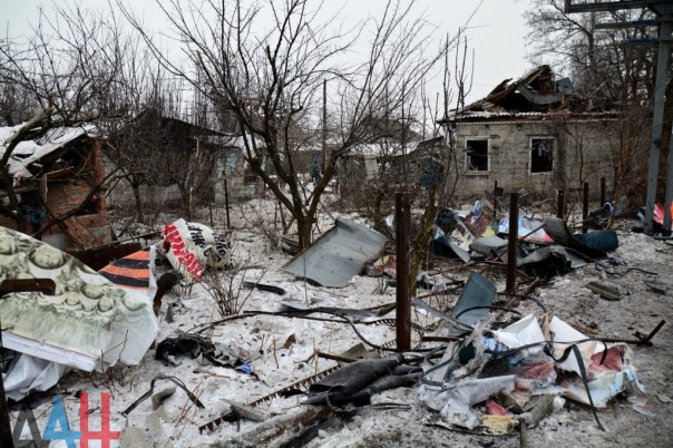 Последствия обстрела Киевского района, Калининского района, рынка в р-не ж/д вокзал Донецка, Горловки в ночь на 3 февраля (Много фото, видео)