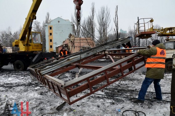 Последствия обстрела Киевского района, Калининского района, рынка в р-не ж/д вокзал Донецка, Горловки в ночь на 3 февраля (Много фото, видео)