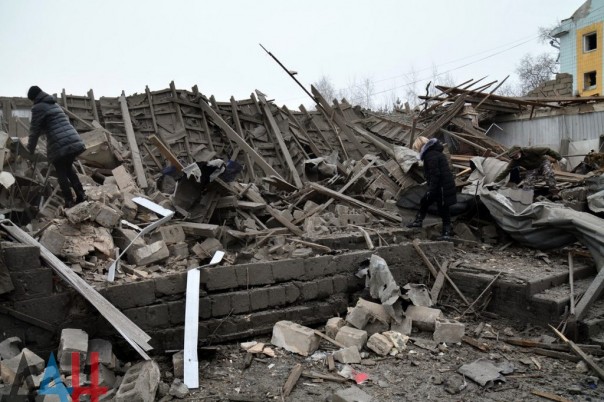 Последствия обстрела Киевского района, Калининского района, рынка в р-не ж/д вокзал Донецка, Горловки в ночь на 3 февраля (Много фото, видео)