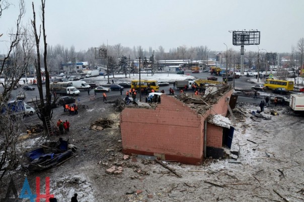 Последствия обстрела Киевского района, Калининского района, рынка в р-не ж/д вокзал Донецка, Горловки в ночь на 3 февраля (Много фото, видео)