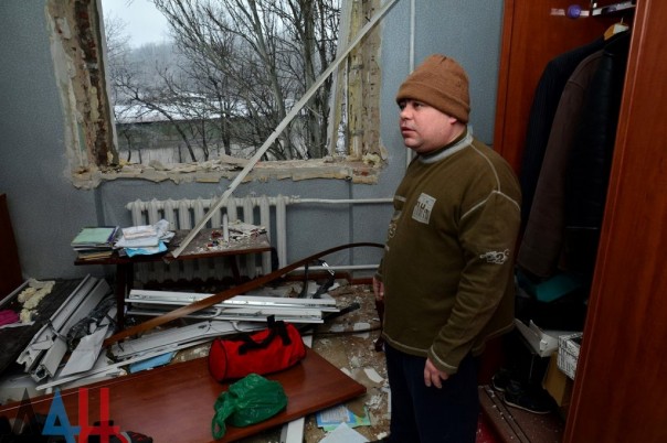 Последствия обстрела Киевского района, Калининского района, рынка в р-не ж/д вокзал Донецка, Горловки в ночь на 3 февраля (Много фото, видео)