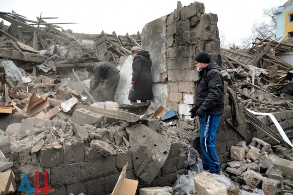 Последствия обстрела Киевского района, Калининского района, рынка в р-не ж/д вокзал Донецка, Горловки в ночь на 3 февраля (Много фото, видео)