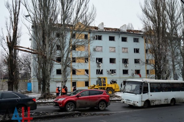 Последствия обстрела Киевского района, Калининского района, рынка в р-не ж/д вокзал Донецка, Горловки в ночь на 3 февраля (Много фото, видео)