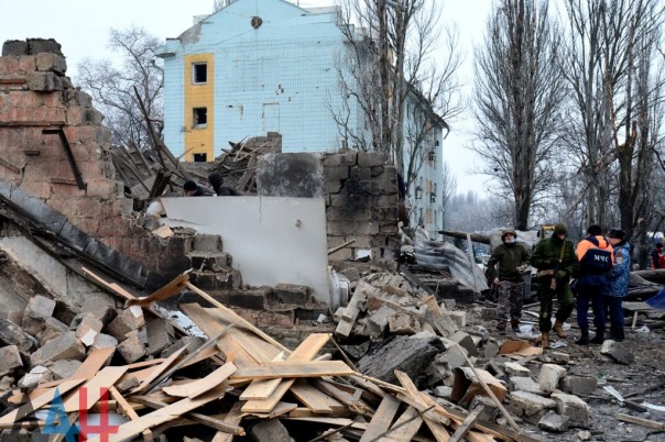 Последствия обстрела Киевского района, Калининского района, рынка в р-не ж/д вокзал Донецка, Горловки в ночь на 3 февраля (Много фото, видео)
