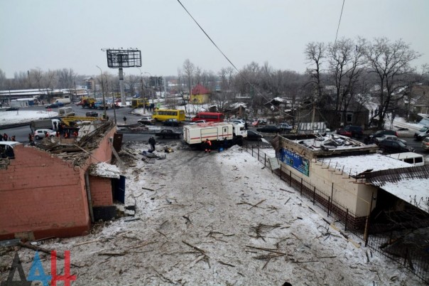 Последствия обстрела Киевского района, Калининского района, рынка в р-не ж/д вокзал Донецка, Горловки в ночь на 3 февраля (Много фото, видео)