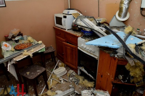 Последствия обстрела Киевского района, Калининского района, рынка в р-не ж/д вокзал Донецка, Горловки в ночь на 3 февраля (Много фото, видео)