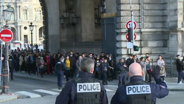 Лувр: мужчина с мачете ранил двух военных