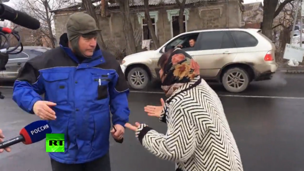 "Заберите Порошенко": жительница Донецка обратилась к сотруднику ОБСЕ
