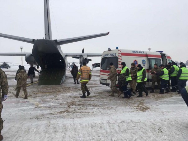 В Днепропетровск прибыли два самолета с ранеными украинскими солдатами из Донбасса