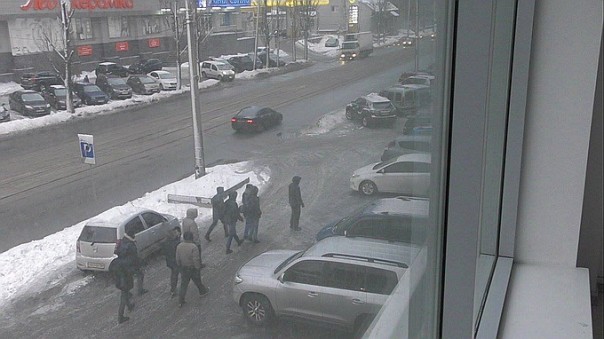 В Киеве боевики в масках разгромили выставку, критикующую декоммунизацию