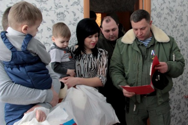 Глава ДНР вручил ключи от новой квартиры многодетной семье из Макеевки | Александр Захарченко. На защите ДНР. В ответе за Республику. 11.02.17