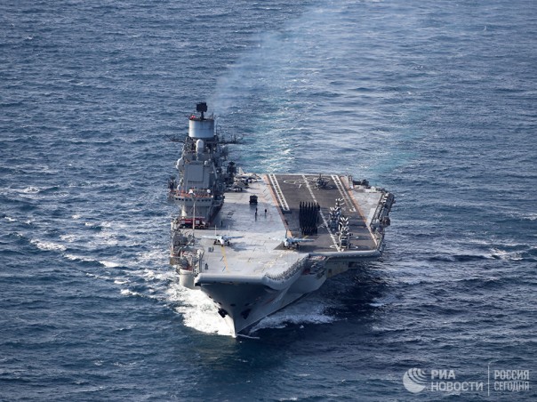 Командир "Адмирала Кузнецова" объяснил, почему крейсер дымит