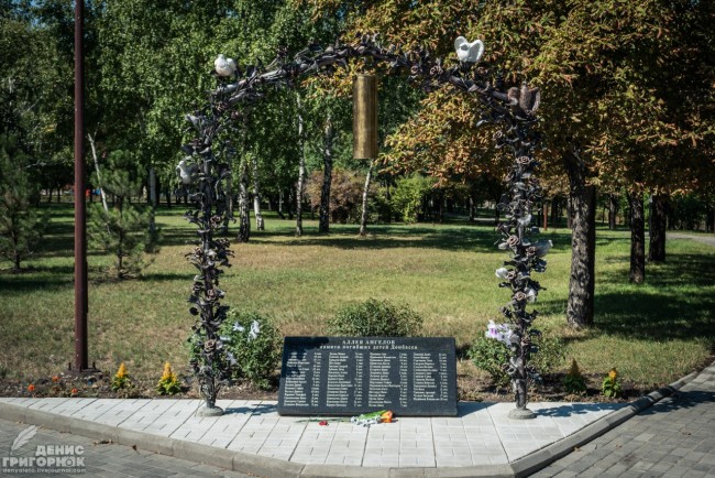 В Киеве призвали «заранее продумать», как сносить мемориалы жертвам украинских обстрелов в Донбассе