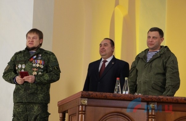 Главы ЛНР и ДНР наградили офицеров «Чернухино-Дебальцевской операции». Главы ЛНР и ДНР наградили офицеров «Чернухино-Дебальцевской операции».