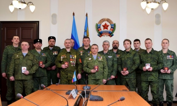 Главы ЛНР и ДНР наградили офицеров «Чернухино-Дебальцевской операции». Главы ЛНР и ДНР наградили офицеров «Чернухино-Дебальцевской операции».