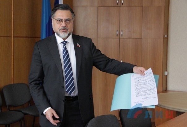 Сводка от НМ ЛНР 18 февраля 2017. Замглавы СММ ОБСЕ Хуг принял от ЛНР документы об отводе вооружений