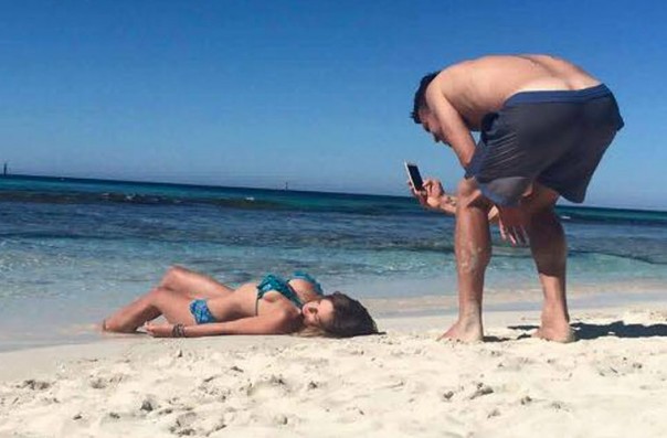 В Сети сделали подборку фото бойфрендов, фотографирующих подруг В Сети сделали подборку фото бойфрендов, фотографирующих подруг