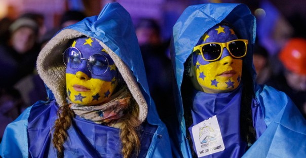 Украинская власть имитирует любовь к Западу