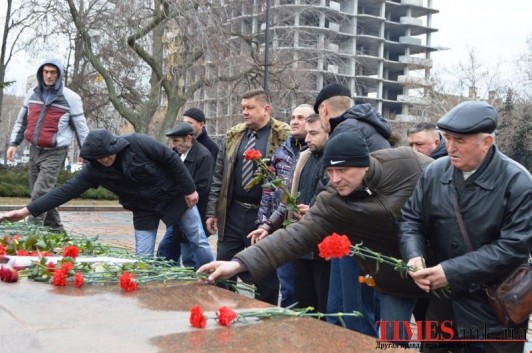 Украинский нацист, топтавшийся по цветам на памятнике героям Великой Отечественной, получил отпор в Николаеве Украинский нацист, топтавшийся по цветам на памятнике героям Великой Отечественной, получил отпор в Николаеве