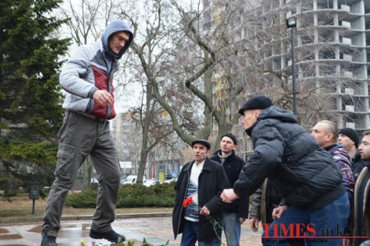 Украинский нацист, топтавшийся по цветам на памятнике героям Великой Отечественной, получил отпор в Николаеве