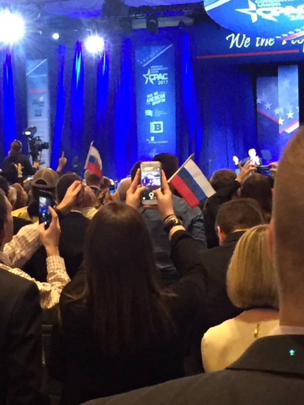 На конференции с участием Трампа сорвали провокацию с флагами России На конференции с участием Трампа сорвали провокацию с флагами России