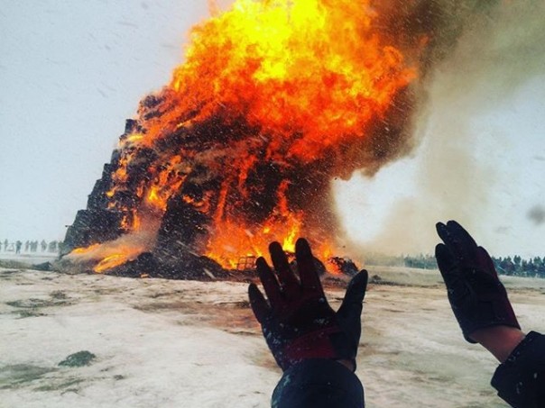 Костёр для чучела, покорение столба и бои на бревне: как в России провожают Масленицу