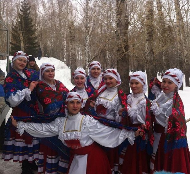 Костёр для чучела, покорение столба и бои на бревне: как в России провожают Масленицу Костёр для чучела, покорение столба и бои на бревне: как в России провожают Масленицу