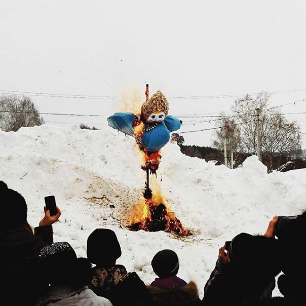 Костёр для чучела, покорение столба и бои на бревне: как в России провожают Масленицу Костёр для чучела, покорение столба и бои на бревне: как в России провожают Масленицу