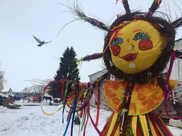 Костёр для чучела, покорение столба и бои на бревне: как в России провожают Масленицу Костёр для чучела, покорение столба и бои на бревне: как в России провожают Масленицу