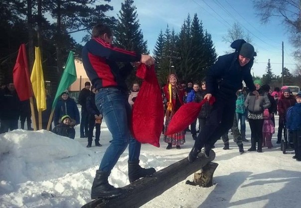 Костёр для чучела, покорение столба и бои на бревне: как в России провожают Масленицу Костёр для чучела, покорение столба и бои на бревне: как в России провожают Масленицу