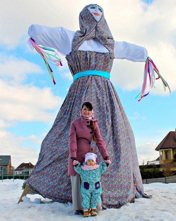 Костёр для чучела, покорение столба и бои на бревне: как в России провожают Масленицу Костёр для чучела, покорение столба и бои на бревне: как в России провожают Масленицу