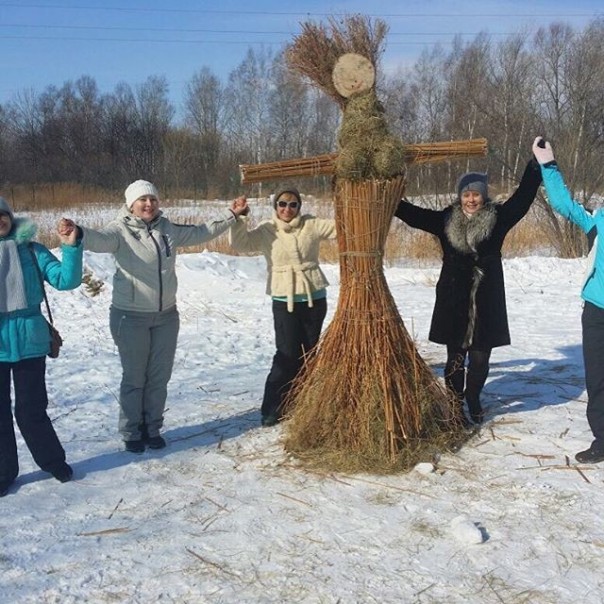 Костёр для чучела, покорение столба и бои на бревне: как в России провожают Масленицу Костёр для чучела, покорение столба и бои на бревне: как в России провожают Масленицу